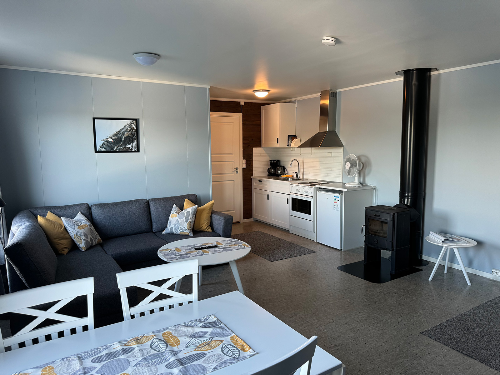 Bright apartment with a kitchen and dining area at Jakobselvkaia